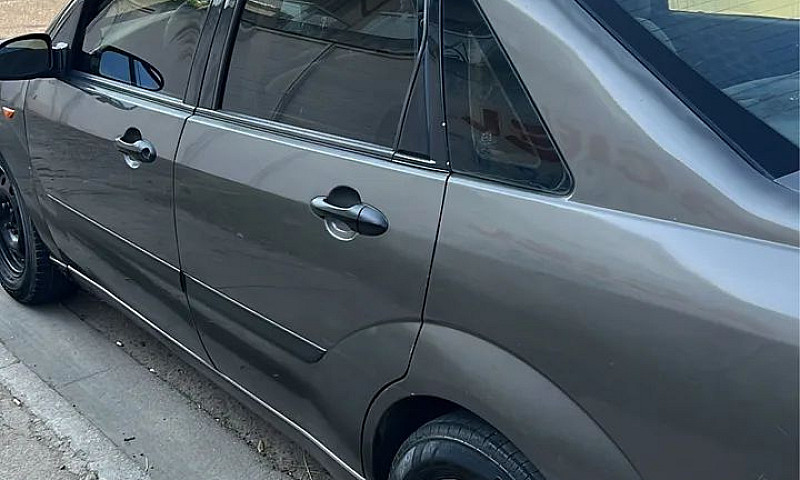 Ford Focus Sedan 2.0...