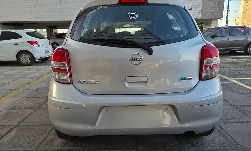 Nissan March 1.0 201...