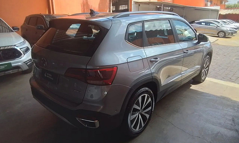 Volkswagen Taos 2023...