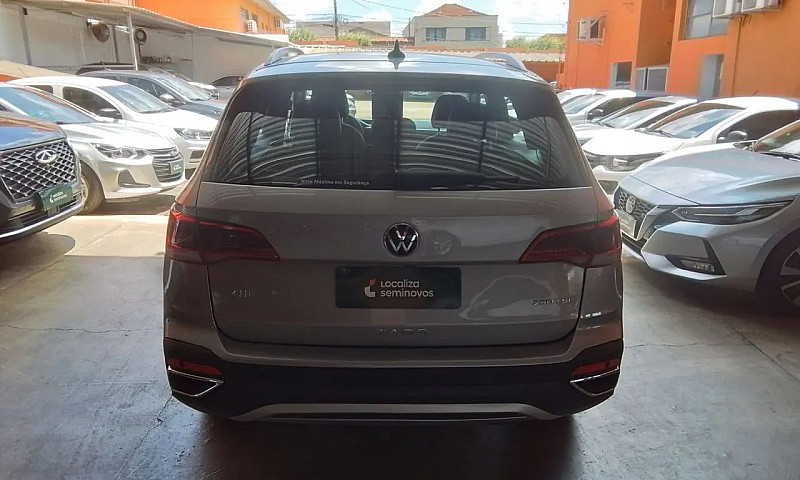 Volkswagen Taos 2023...