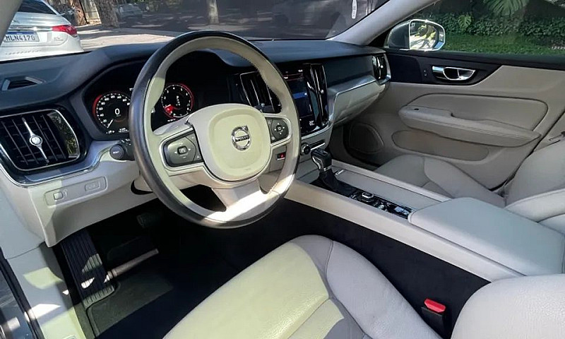 Volvo V60 T-5 Moment...