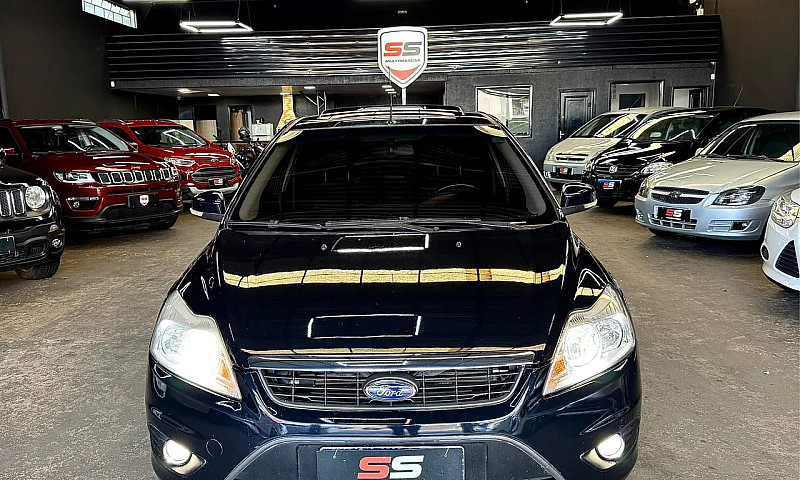 Ford Focus Ghia Sed....