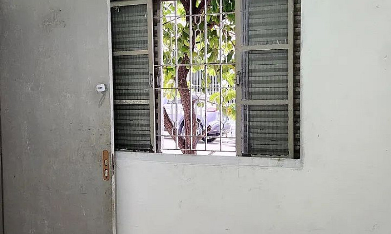 Aluga-Se Quarto Para...