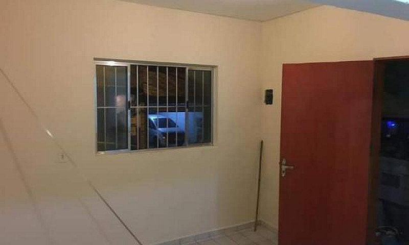 Casa Com Três Cômodo...