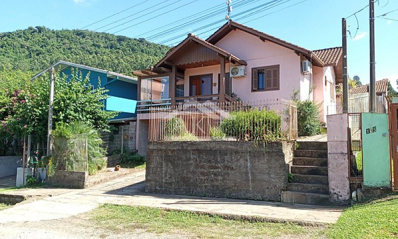Casa Com Quiosque E ...