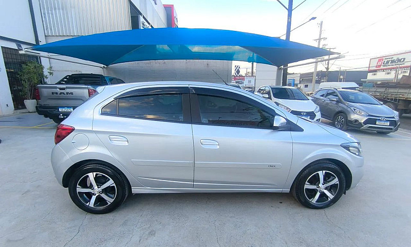 Chevrolet Onix Hatch...