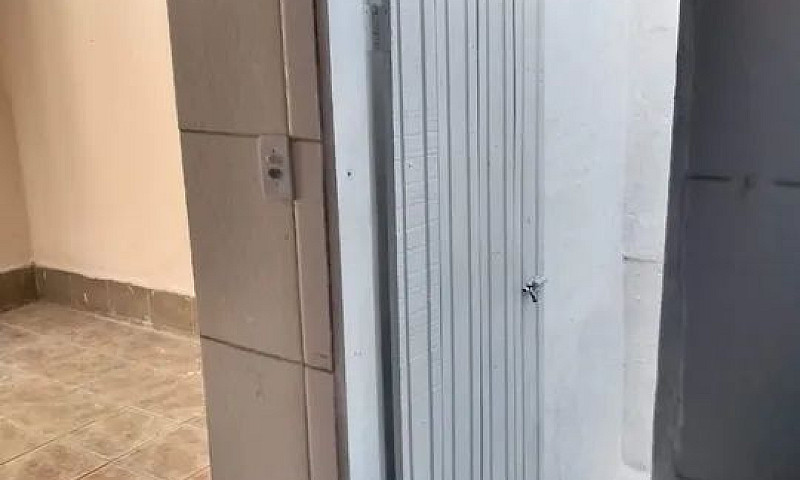 Casa Com Um Quarto E...