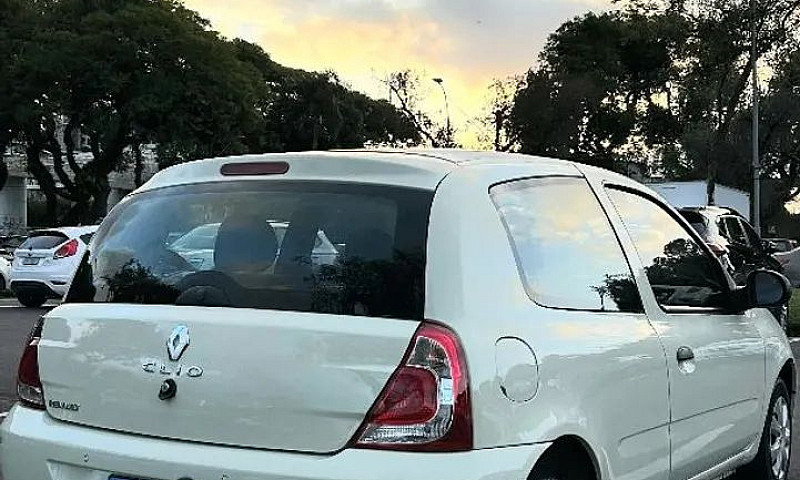 Renault Clio Authent...