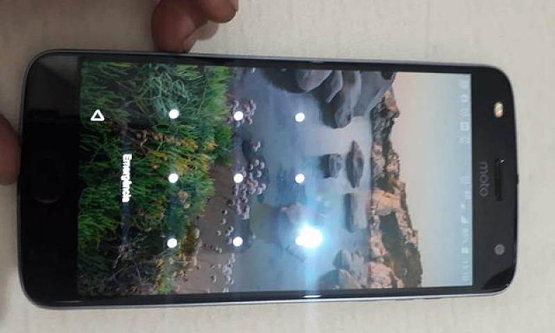 Moto Z2 Play...
