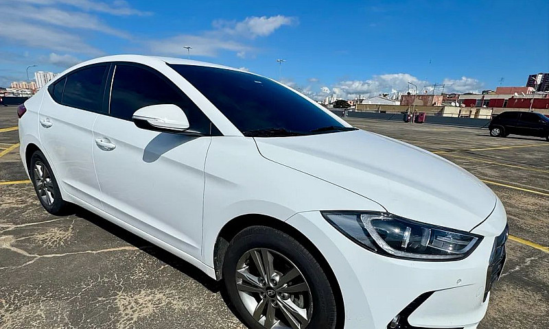 Hyundai Elantra Spec...