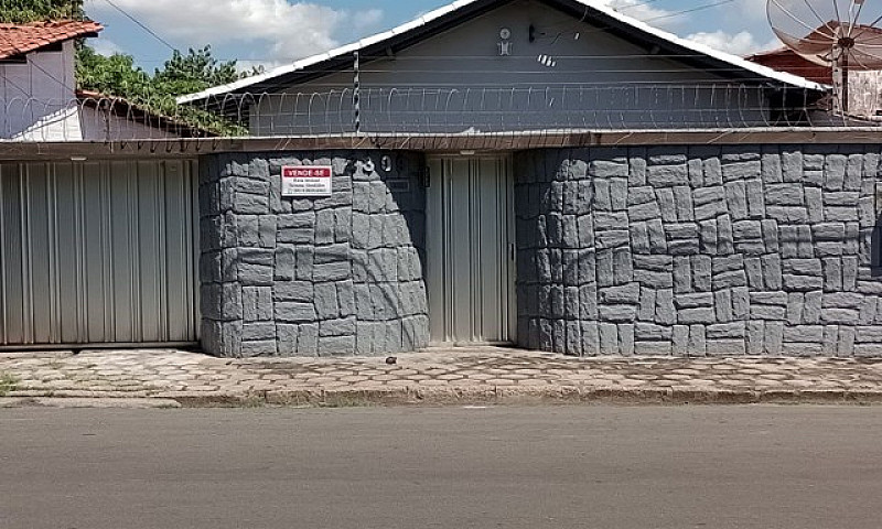 Casa Bem Localizada...