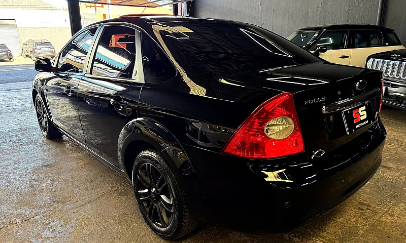 Ford Focus Ghia Sed....