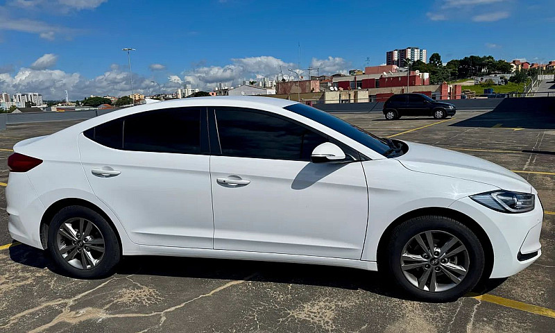 Hyundai Elantra Spec...