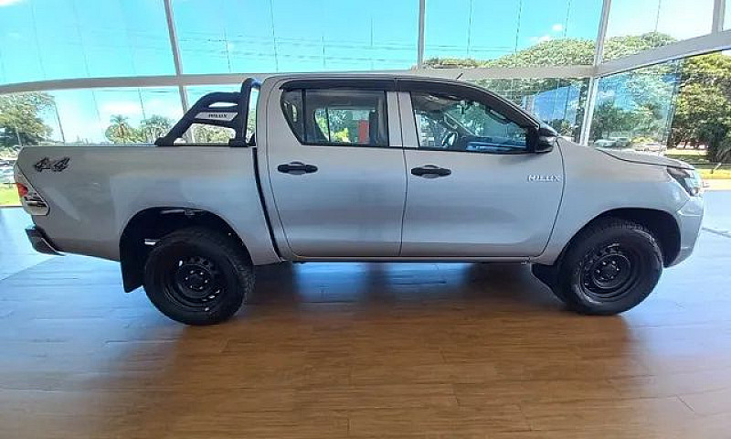 Toyota Hilux 2.8 D-4...