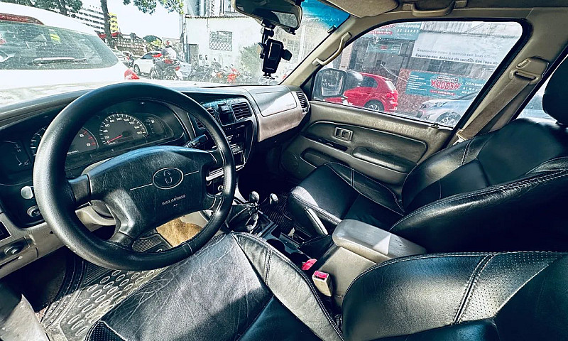 Toyota Hilux Sw4 4X4...