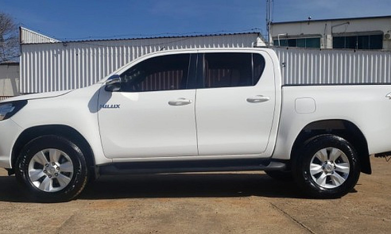 Toyota Hilux Srv 4X4...