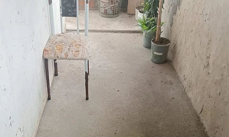 Vendo Uma Casa ...