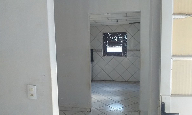Aluga-Se Casa De 2 Q...
