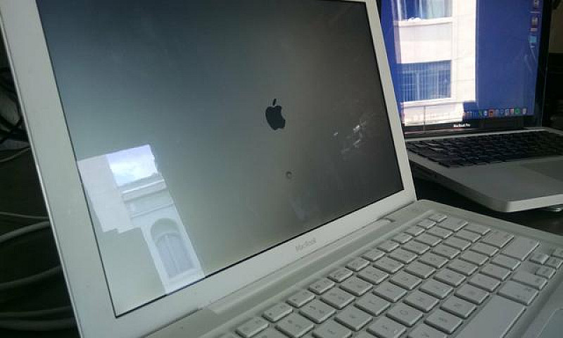 Macbook White 2007...
