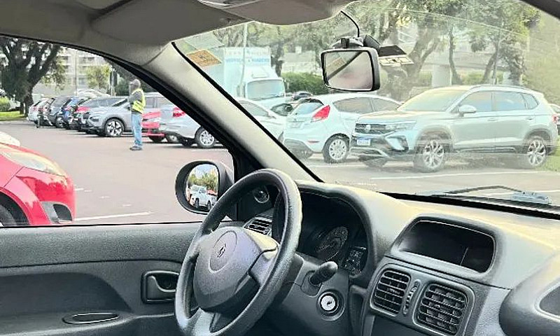 Renault Clio Authent...