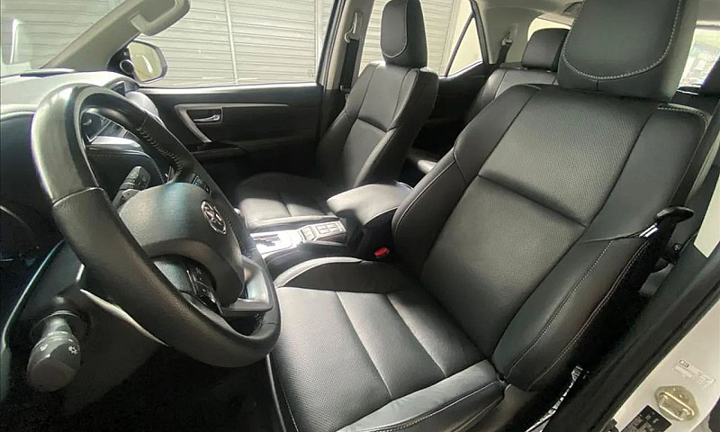 Toyota Hilux Sw4 4X4...
