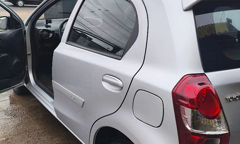 Toyota Etios X 1.3 F...
