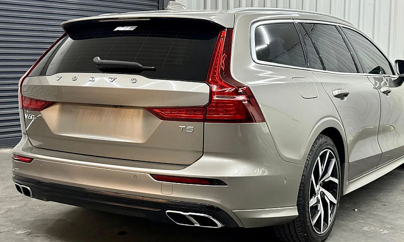 Volvo V60 T-5 Moment...