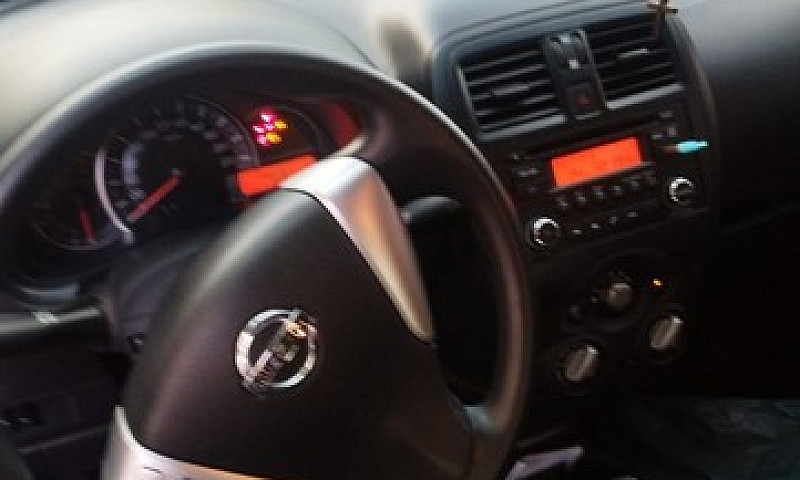 Vendo Nissan Versa 2...