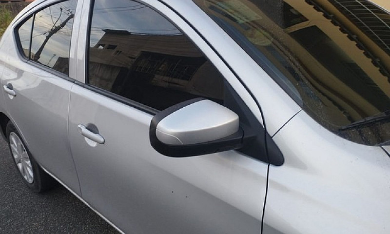 Vendo Nissan Versa 2...