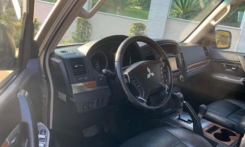 Mitsubishi Pajero Fu...