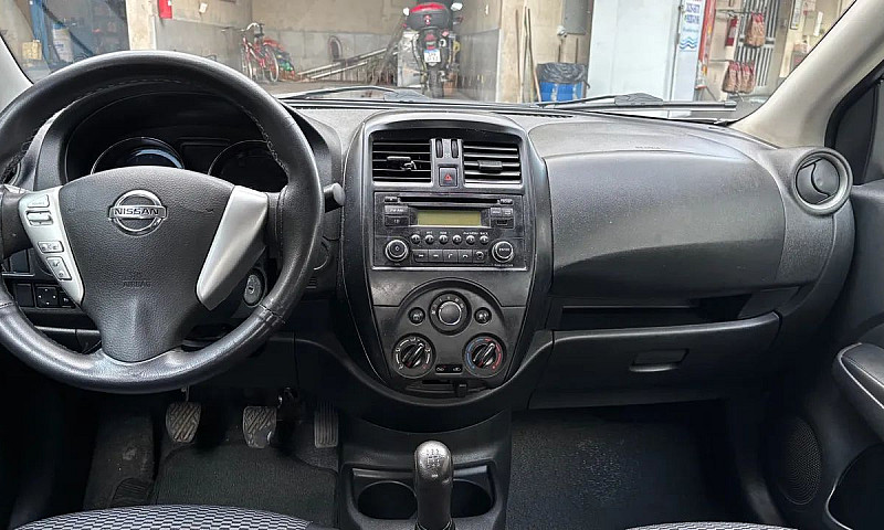 Versa 1.6 Câmbio Man...