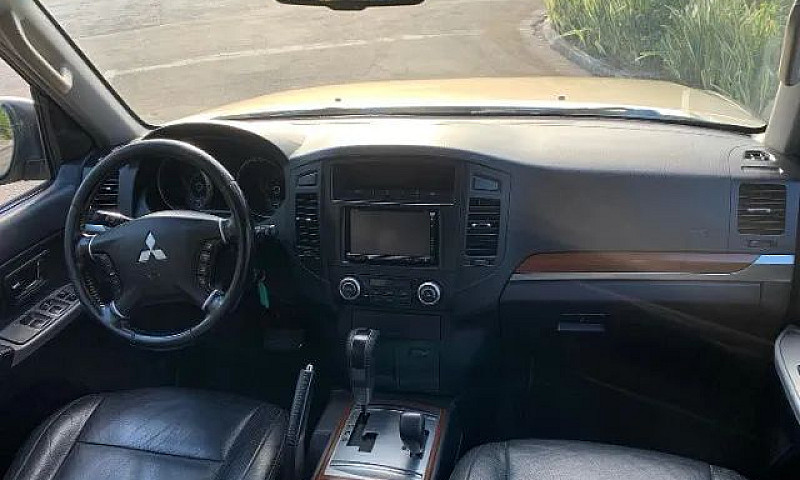 Mitsubishi Pajero Fu...