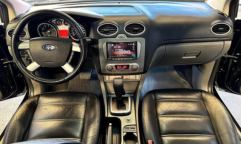 Ford Focus Ghia Sed....