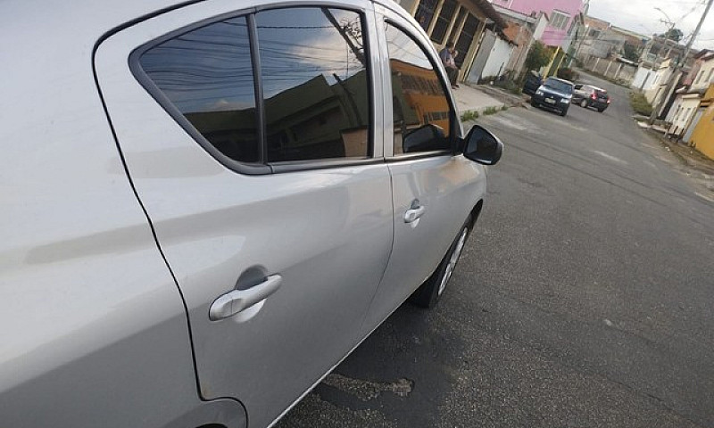 Vendo Nissan Versa 2...