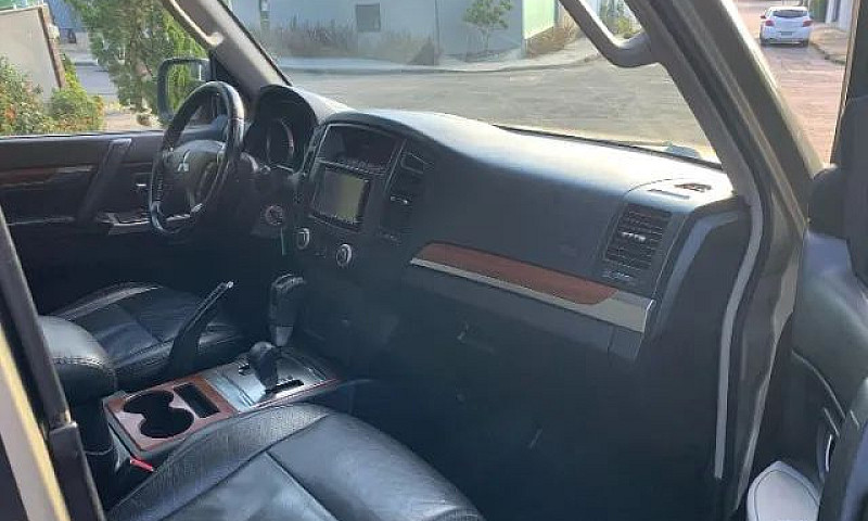 Mitsubishi Pajero Fu...