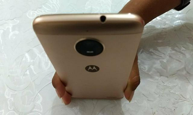 Moto E4...