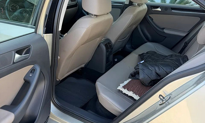 Volkswagen Jetta Com...
