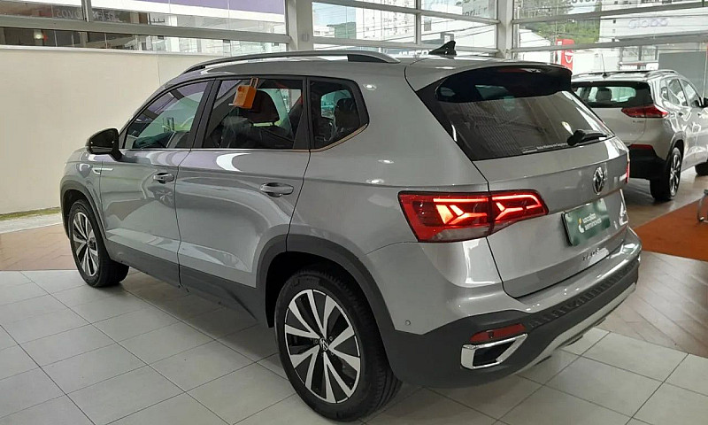 Volkswagen Taos 2023...