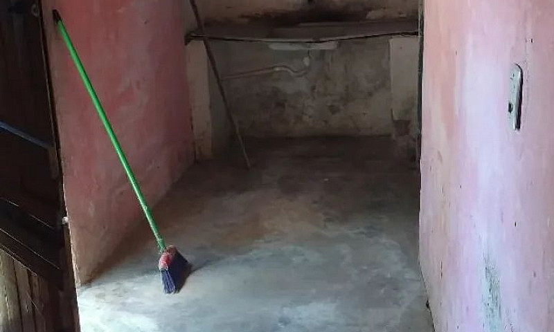 Vende-Se Casa Com 3 ...