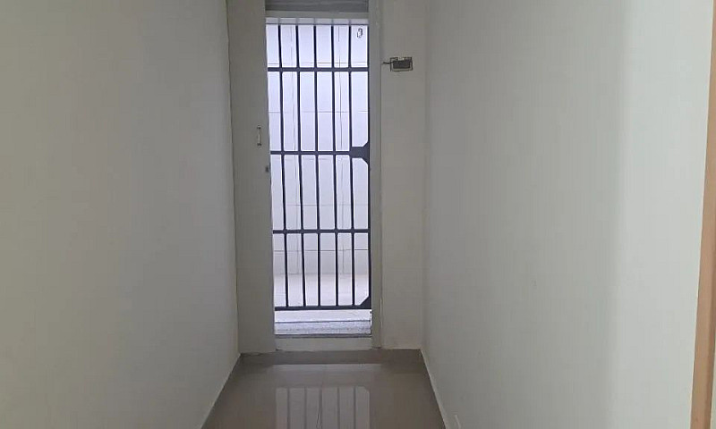 Espaçoso Sobrado Com...