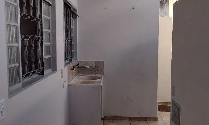 Aluga-Se Uma Casa De...