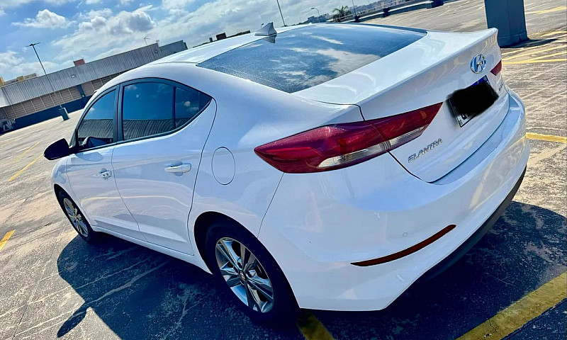 Hyundai Elantra Spec...