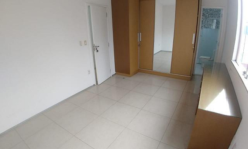 Linda Casa Condomíni...