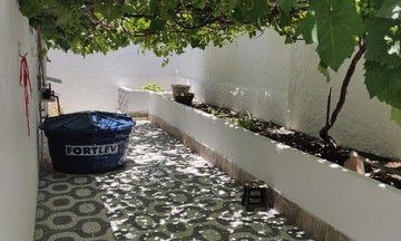 # Casa Com Parreira ...