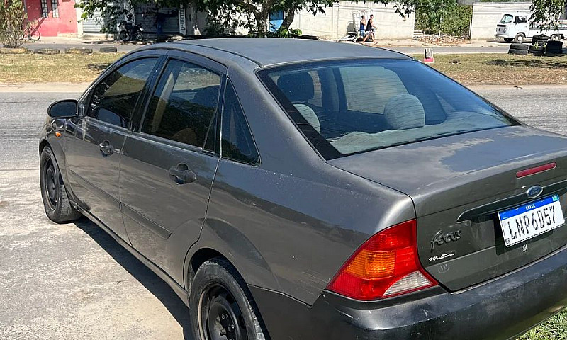 Ford Focus Sedan 2.0...