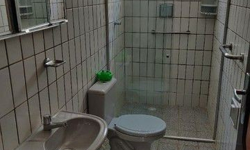 # Casa Com Parreira ...