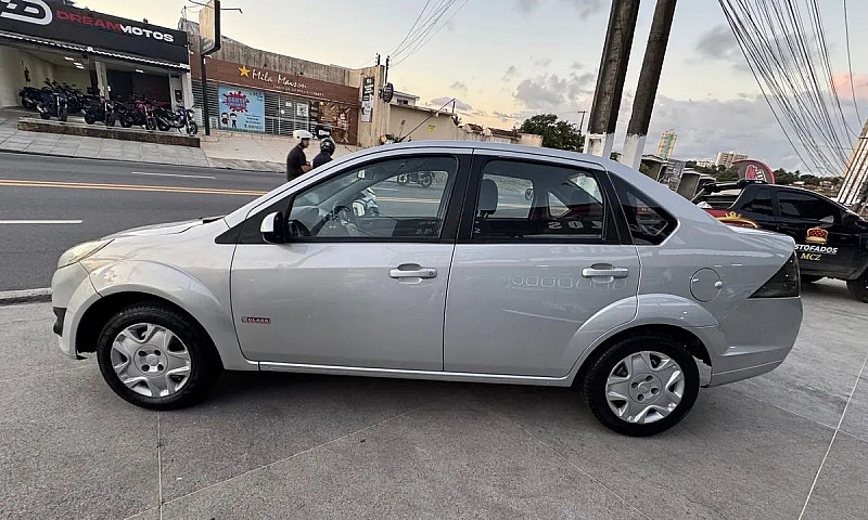 Vendo Fiesta Sedan 1...