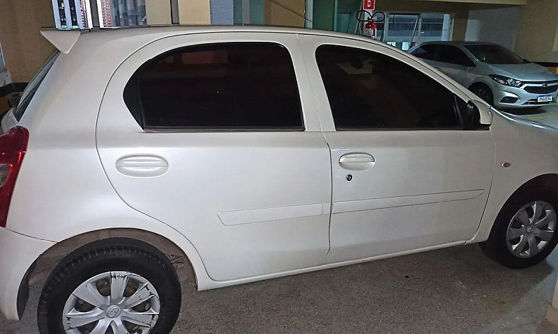 Toyota Etios X 1.3 F...