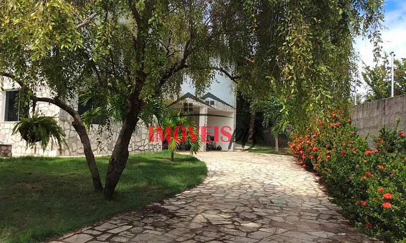Casa Com 1,800M²A Ce...