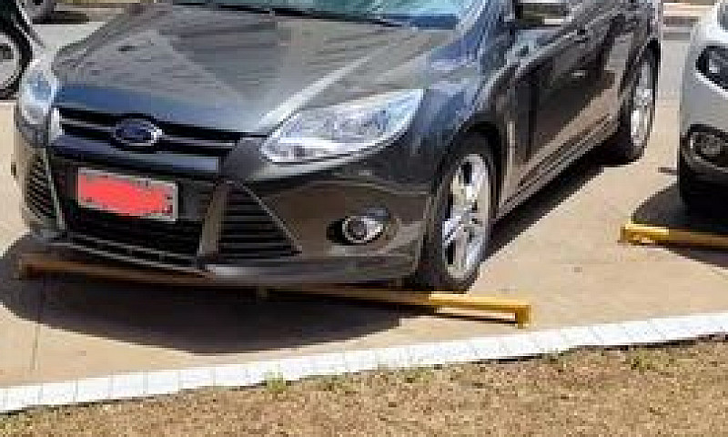 Ford Focus Sedan...